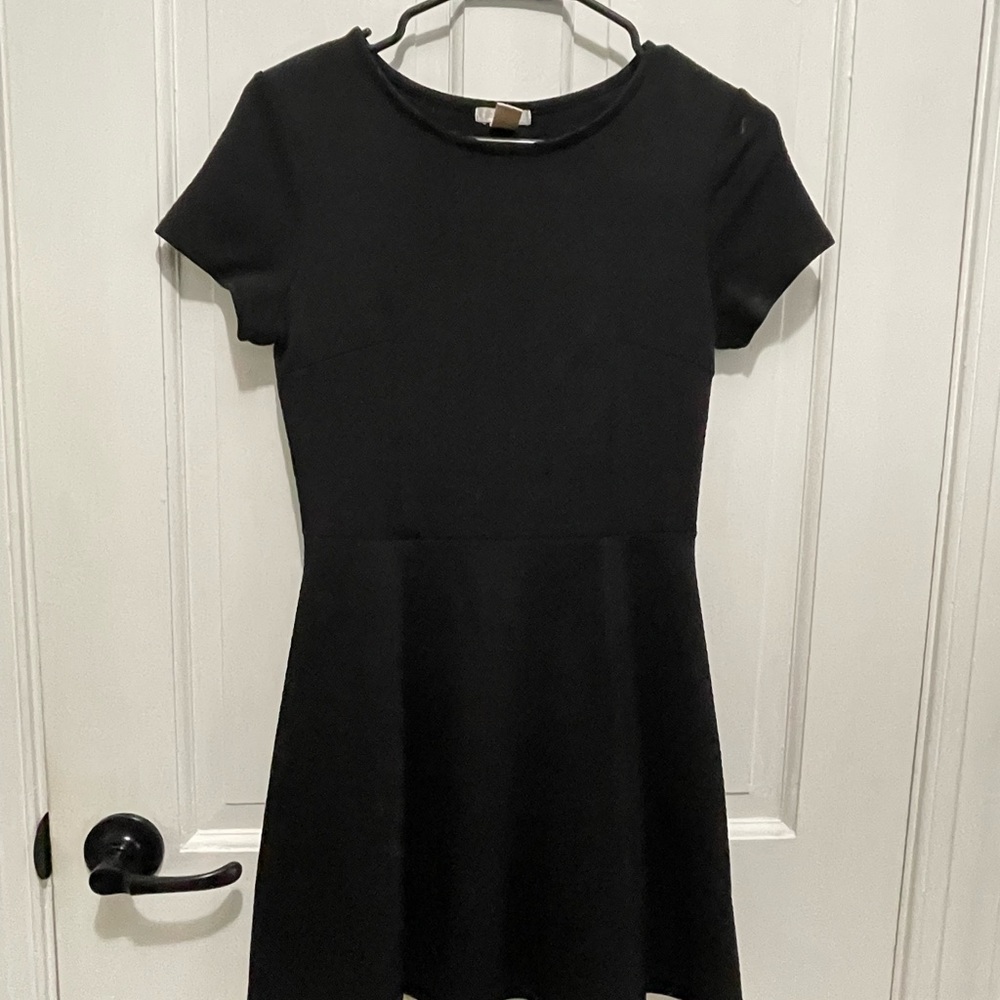 Short black dress, medium